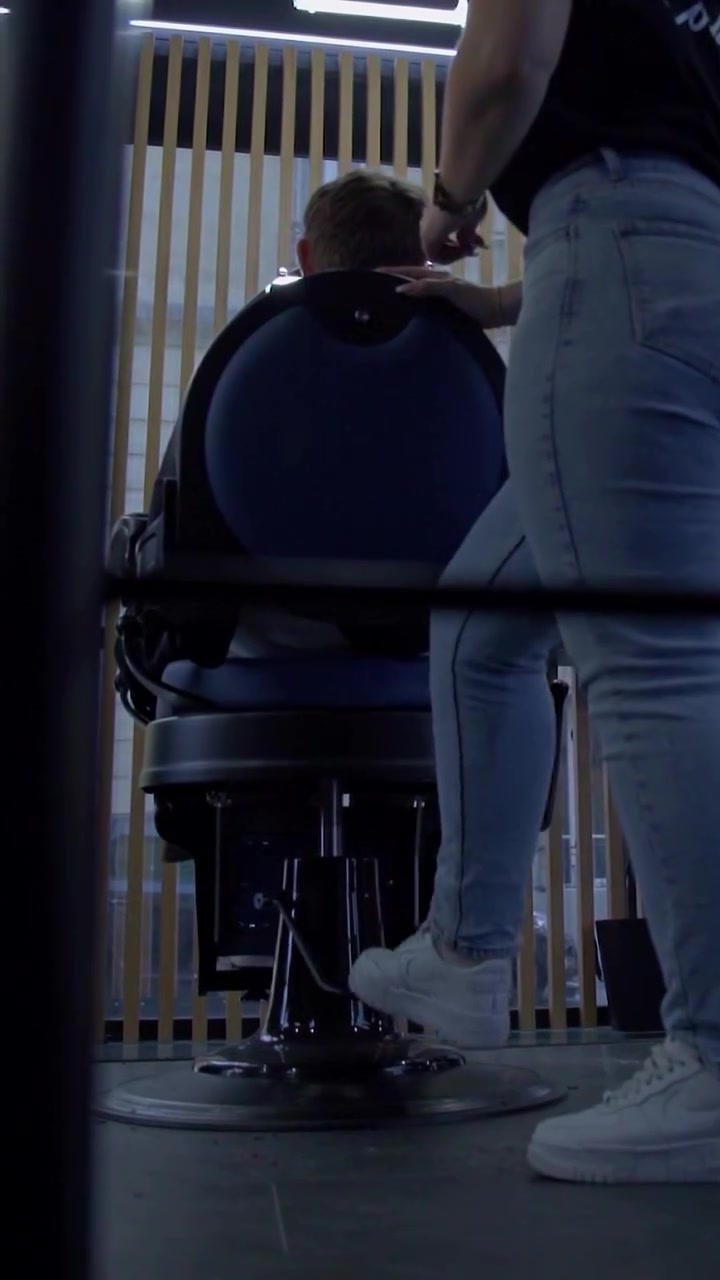 Julie au fauteuil en lumière du jour
